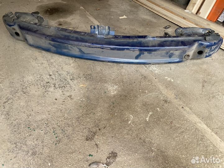 Усилитель переднего бампера на renault laguna 2
