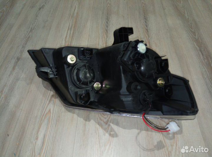 Фара Geely MK Лев