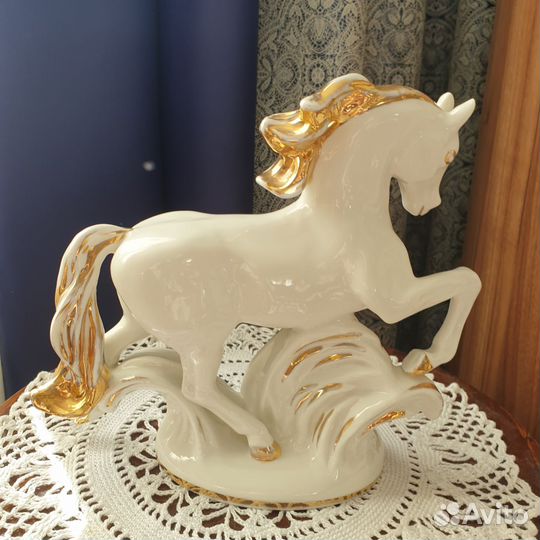 Фарфоровая статуэтка Конь-огонь лфз
