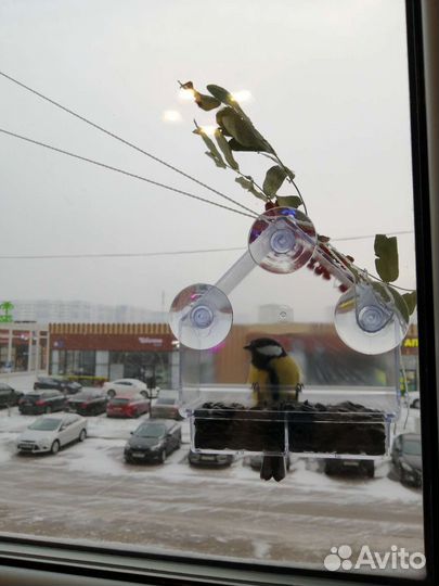 Прозрачная кормушка на окно с выдвижным контейнеро