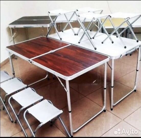 Стол с алюминиевыми стульями