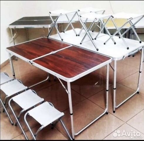 Стол с алюминиевыми стульями