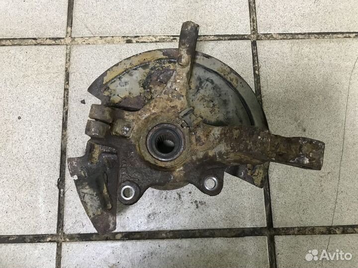 Поворотный кулак левый Nissan Almera G15