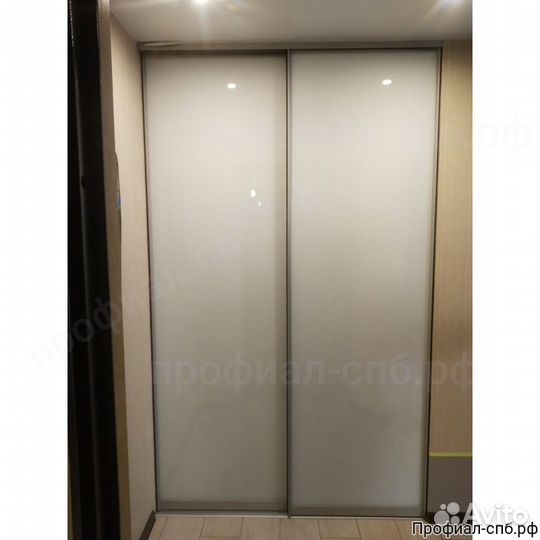 Двери-купе с белым стеклом