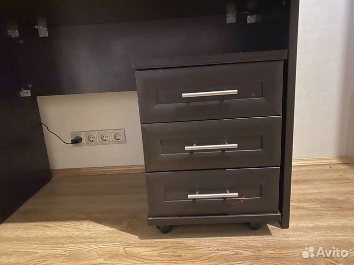 Детский письменный стол с полкой