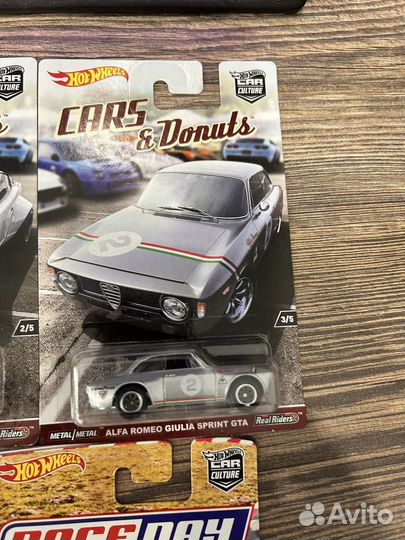 Hot wheels premium car donuts + cargo