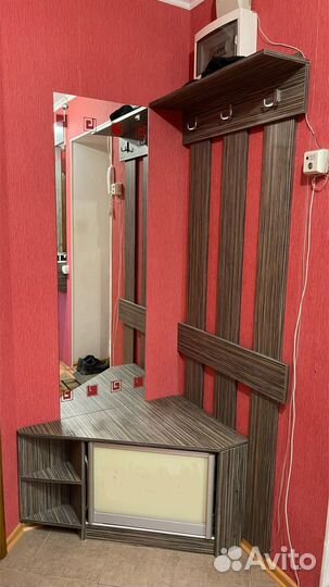 Прихожая со шкафом и зеркалом бу