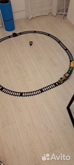 Детская железная дорога с пультом на батарейках