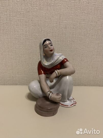 Фарфоровая статуэтка 