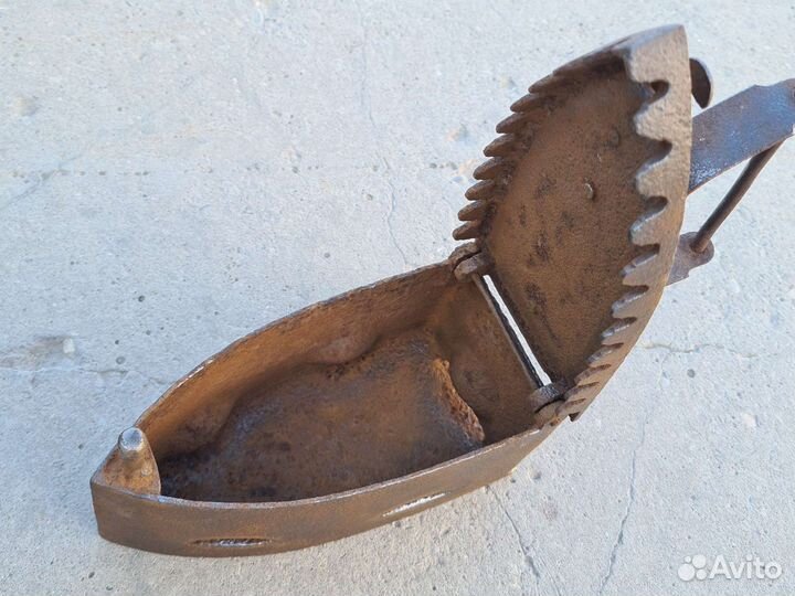 Старинный угольный утюг