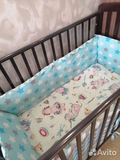 Детская кроватка с маятником и ящиком