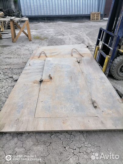 Ворота металлические,распашные. Встроена калитка