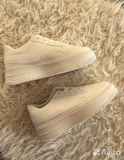 Кроссовки женские