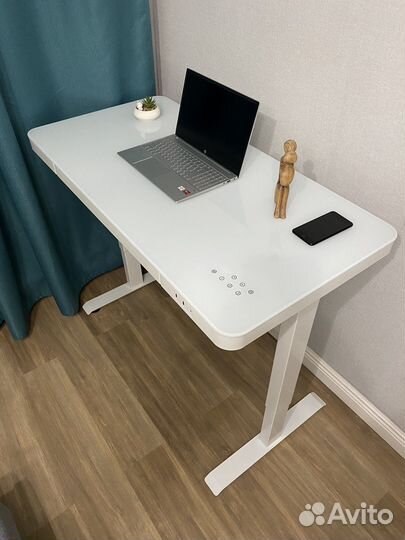 Стол регулируемый по высоте