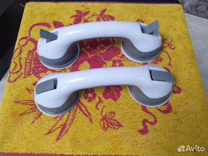 Присоска. Можно как ручка в ванную, туалет