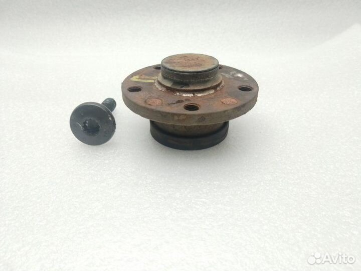 Ступица задняя правая Volkswagen Passat B7 cdab