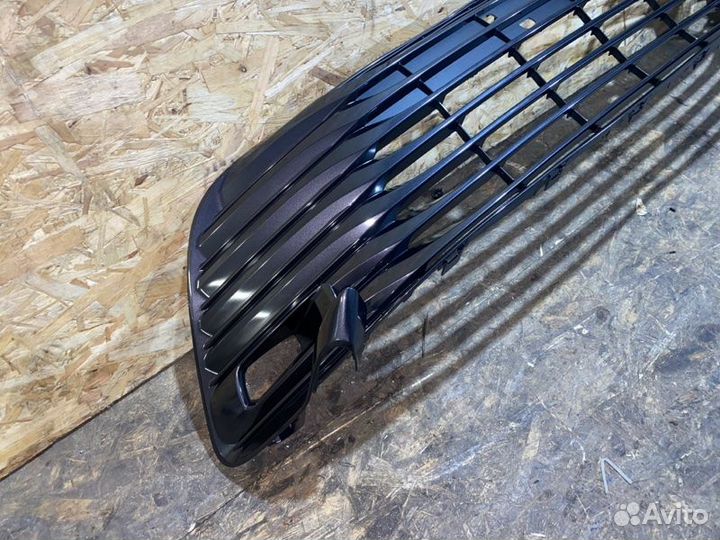 Решетка бампера центральная Toyota Camry V70