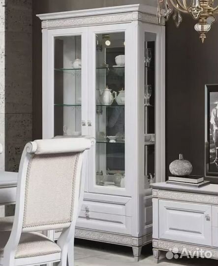 Шкаф-витрина 