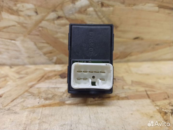 Кнопка подъемника Kia Ceed ED