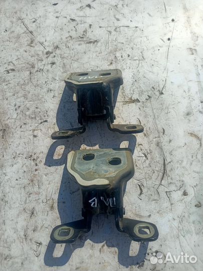 Петли двери передней левой Renault Sandero 2