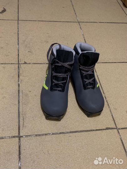 Лыжи дет 135 см, палки лыж. 100 см, ботинки 37 р