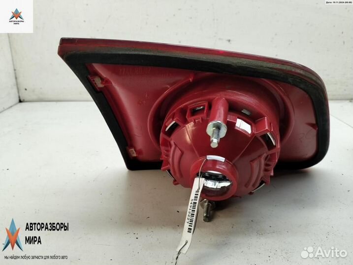 Фонарь крышки багажника правый Volkswagen Passat