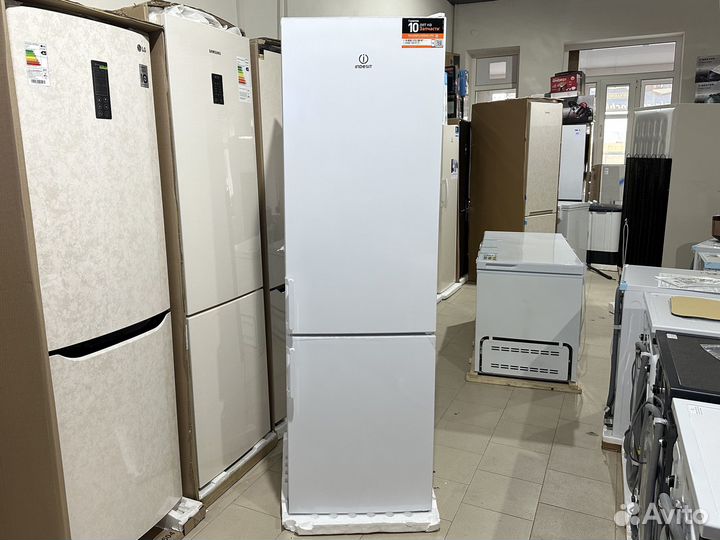 Холодильник с морозильником Indesit ETP 20