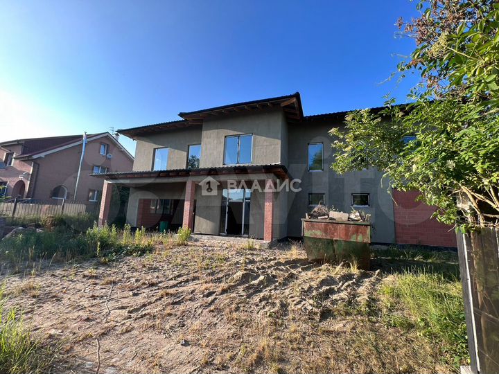 Дом 842 м² на участке 20 сот.