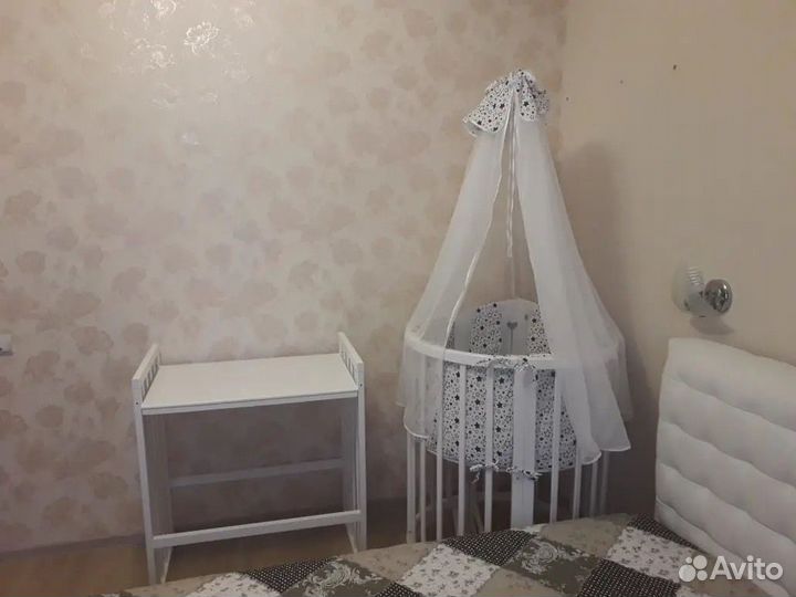 Детская кроватка с маятником круглая