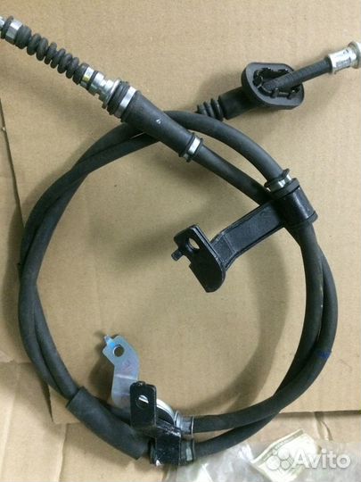 Правый трос стояночного тормоза
