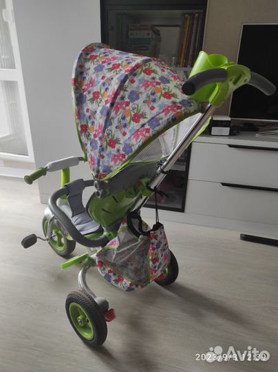 Трёхколёсный велосипед с ручкой Lexx flora