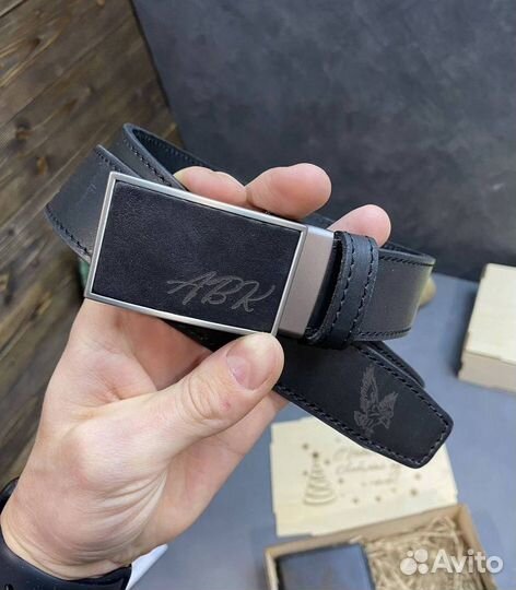 Ремень из кожи с гравировкой на пряжке