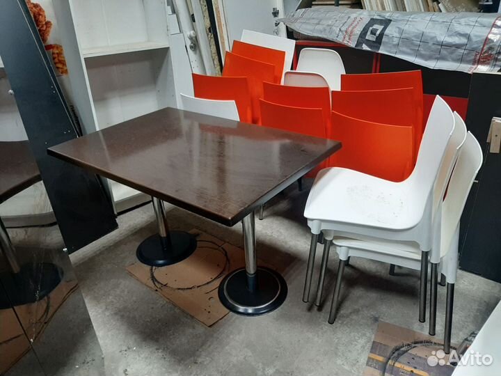 Стол и стулья