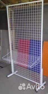 Стенд из сетки на ножках