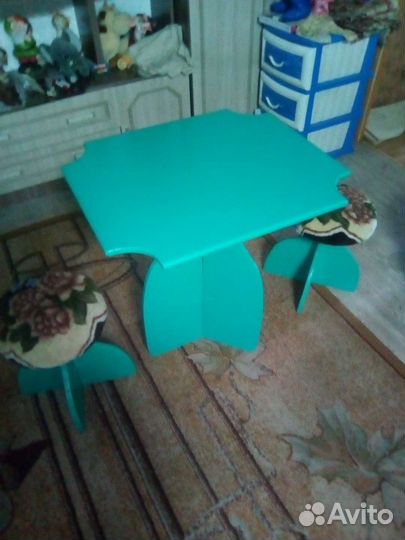 Детский стол и две табуретки