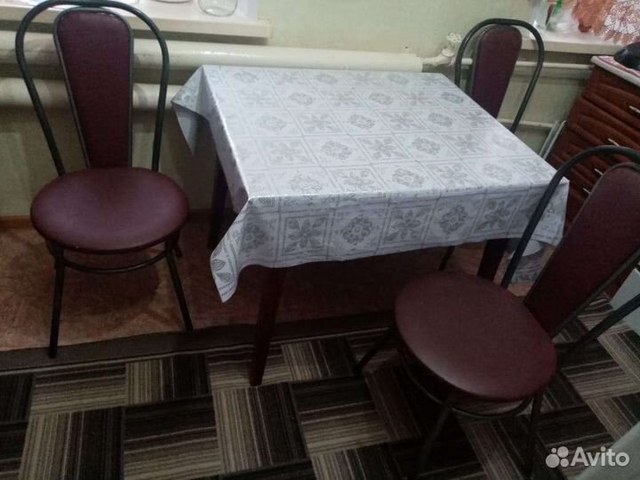 Кухонный стол и стулья
