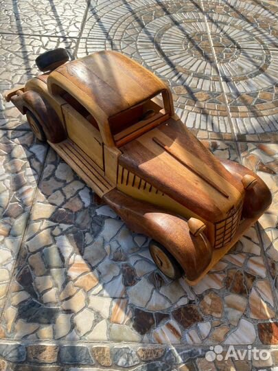 Автомобиль из дерева с Кубы