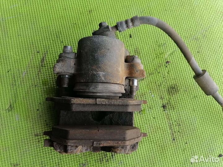 Суппорт передний правый Фольксваген Гольф 5 плюс