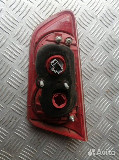 Фонарь внутренний задний левый Mitsubishi Lancer