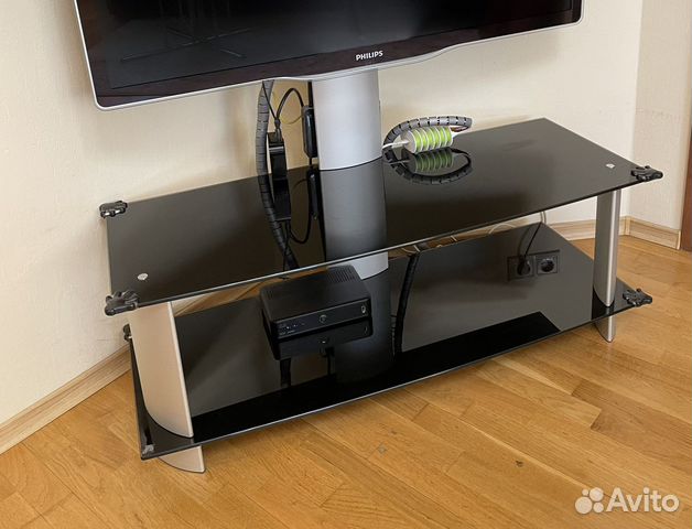 Тумба из стекла с кронштейном под телевизор