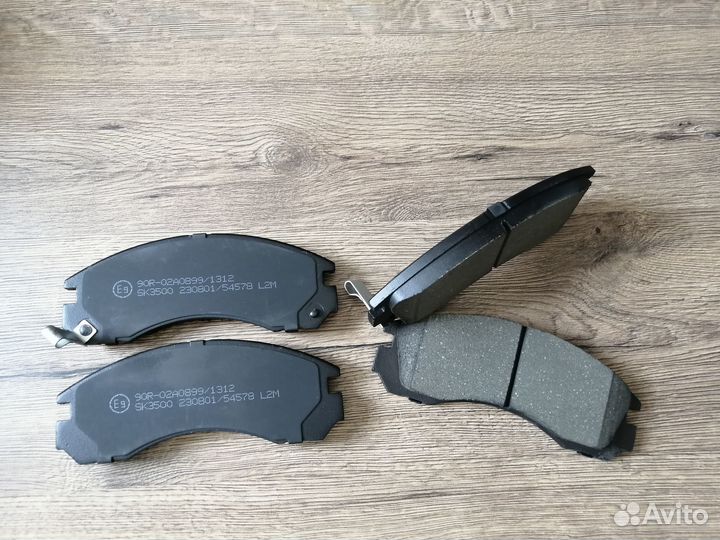 Тормозные колодки передние на Mitsubishi