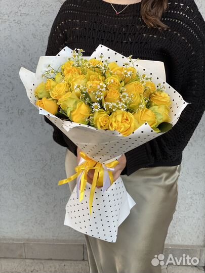 Букет из 25 жёлтых роз с ромашкой