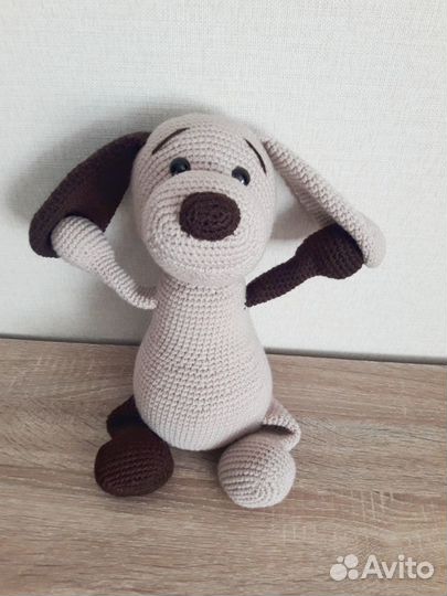 Мягкая вязаная игрушка собака