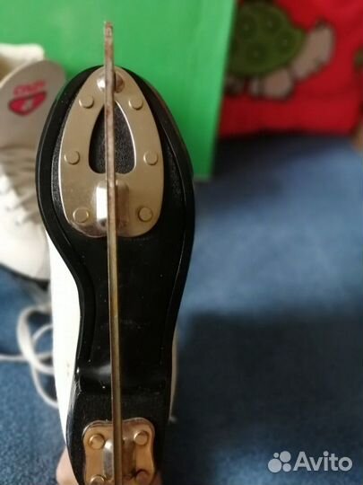 Продам белые классические коньки на девочку, с лёг