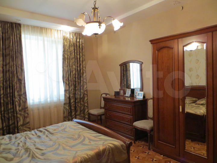 Дом 337,9 м² на участке 10,5 сот.