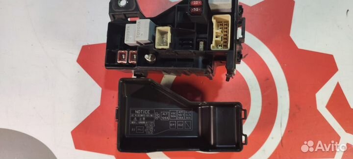 Блок предохранителей Toyota Avensis T250