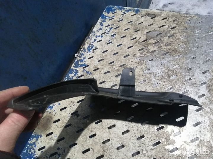 Брызговик передний правый Nissan Patrol Y62