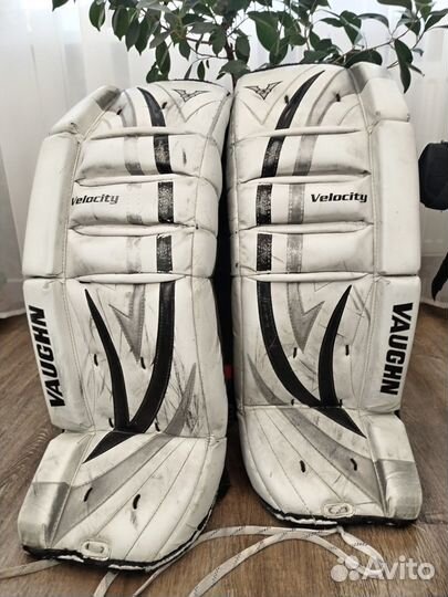 Много хоккейной экипировки