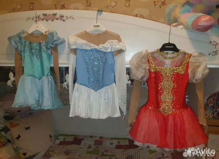 Голубое платье фигуриста для выступлений