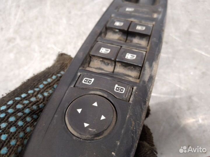 Блок управления стеклоподъемниками Renault Fluence